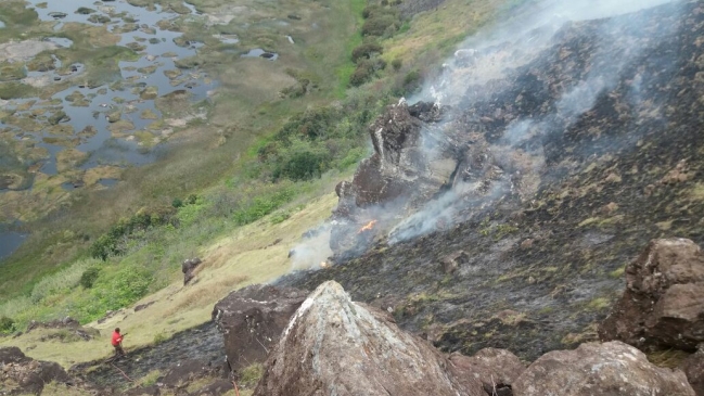 Incendios forestales mantienen en alerta amarilla a Isla de Pascua