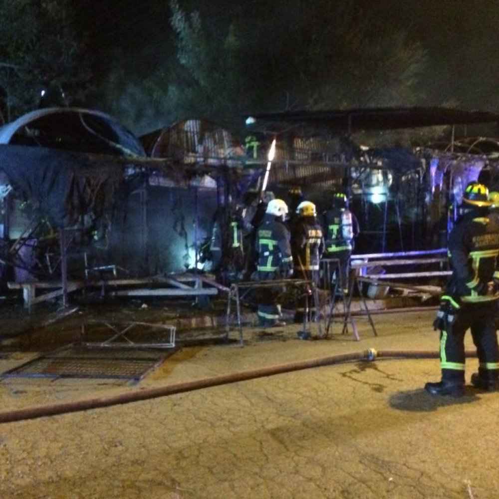 Incendio afectó a locales de venta de flores del Cementerio General