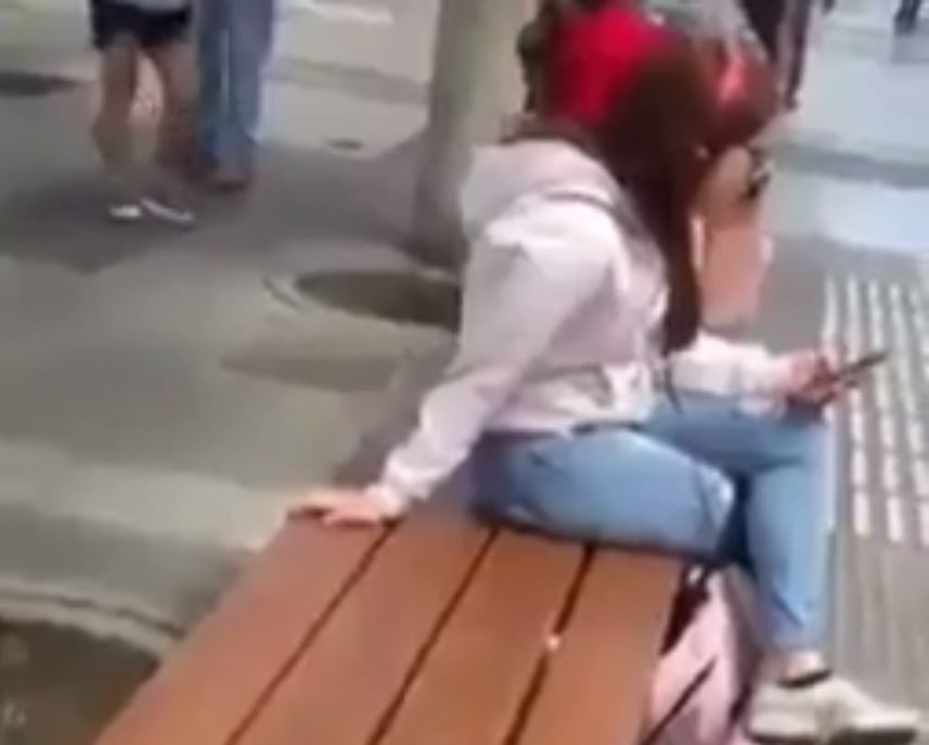 Habla la joven que se viralizó al imitar desafinadamente a Mon Laferte