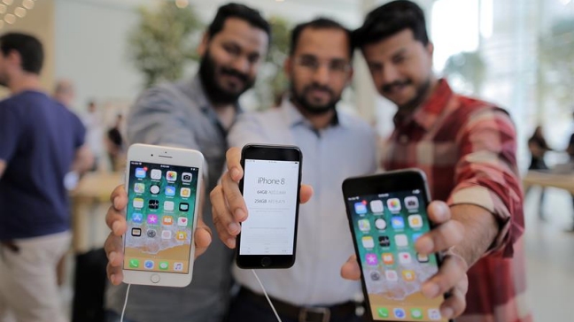 Fieles de Apple en Nueva York van a un lanzamiento de iPhone poco concurrido