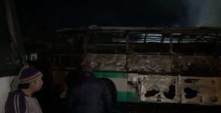 Incendio afectó a taller mecánico en La Pintana: Siete buses resultaron dañados