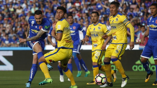 La maciza actuación de Pinilla no le alcanzó a la U ante Everton