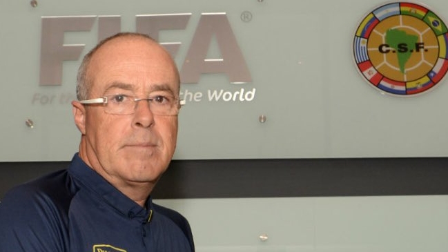 DT de Ecuador: Chile está en un momento difícil como nosotros y Argentina