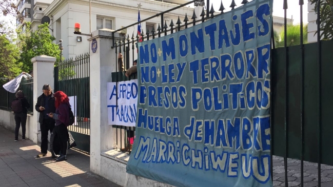 Manifestantes pro mapuche se tomaron sede de RN