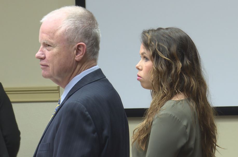 Esposa de entrenador de fútbol americano abusó de jugador de su marido