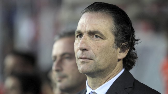 Juan Antonio Pizzi retornó a Chile tras reunirse con los seleccionados en Europa