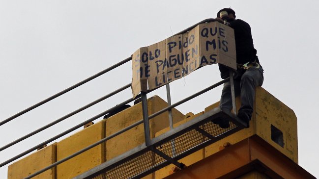 Trabajador del Transantiago protesta sobre grúa en construcción de Línea 3