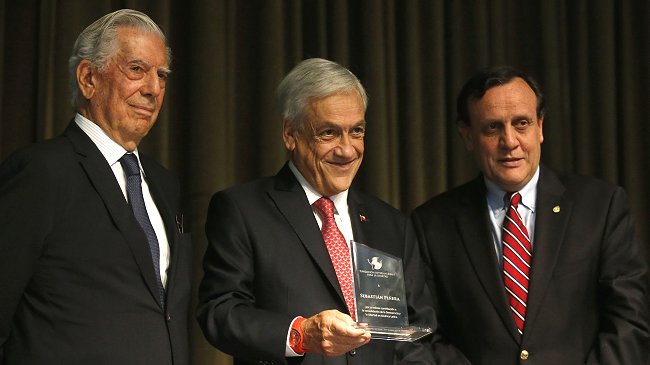 Vargas Llosa premia a Piñera, pero fustiga a la 