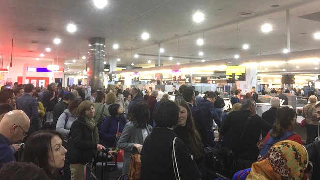 Falla de software genera caos en decenas de aeropuertos en el mundo