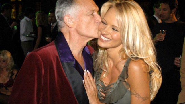 Pamela Anderson se quebró al despedir a Hugh Hefner