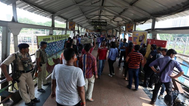 Más de 20 muertos dejó una estampida en estación de Metro en Bombay
