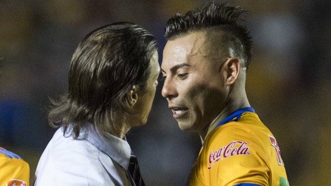 Eduardo Vargas tuvo un duro cruce con entrenador de Chivas de Guadalajara en México