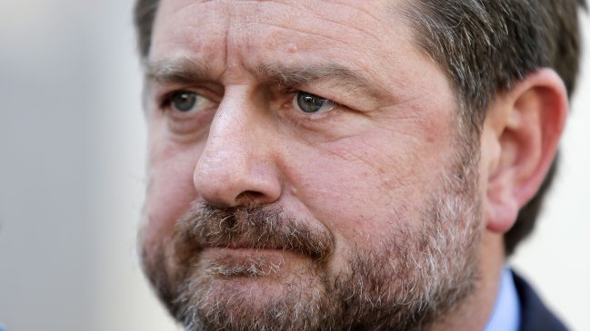 Intendencia presentará una querellan por ataques a bus de Transantiago y farmacia