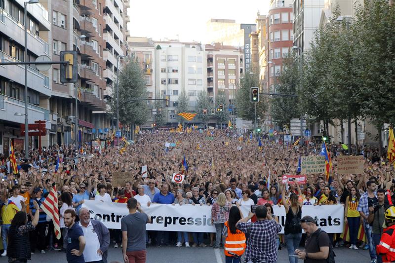 Multitudinaria protesta en Cataluña contra violencia policial