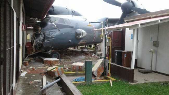 Avión militar peruano chocó contra muro tras salirse de pista de aterrizaje