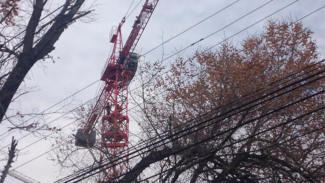 Trabajador protestó en grúa de obra en construcción