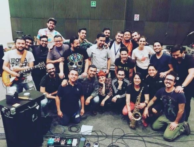 Daniel Donoso se integró como corista a los show de Mon Laferte