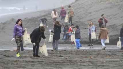   Más de 100 personas limpiaron la playa de Pichilemu 