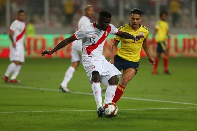 Imagen de Radamel Falcao pactando el empate con peruanos enciende la polémica