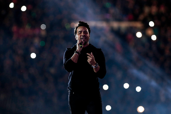 Luis Fonsi se presentó en Chile con locura desatada por 