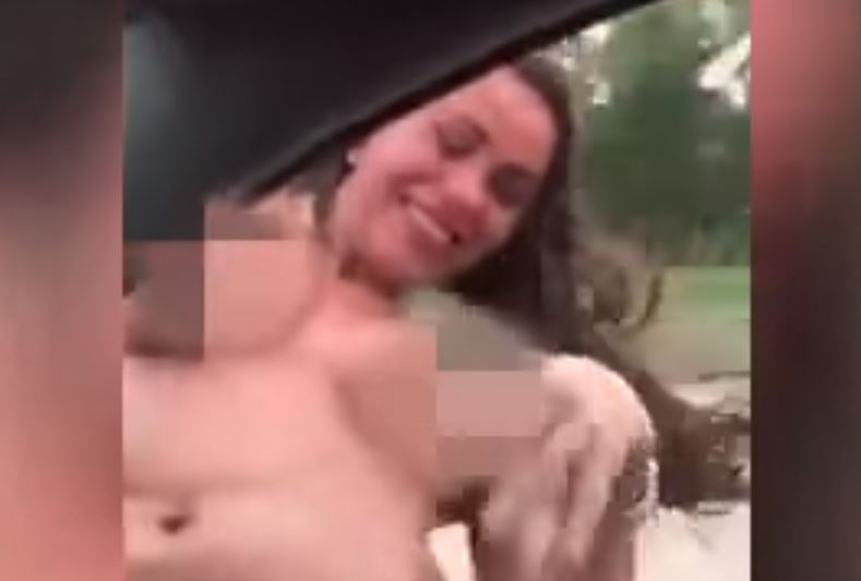 Arrestan a amiga de mujer que murió haciendo topless en la ventana de un auto