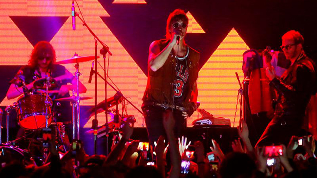 Julian Casablancas se olvida de The Strokes y agranda su leyenda en Chile