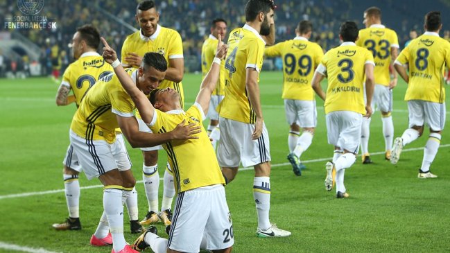 Fenerbahce retornó al triunfo con Mauricio Isla como titular