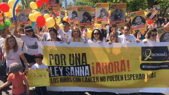 Padres marcharon para apurar discusión de ley Sanna