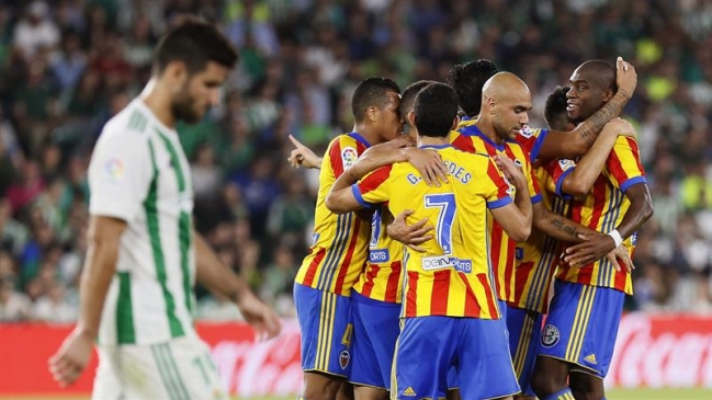 Valencia goleó a Real Betis y subió al segundo lugar en la liga española
