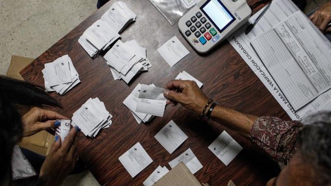 Venezuela: Chavismo celebra elección de 17 gobernadores y oposición acusa fraude