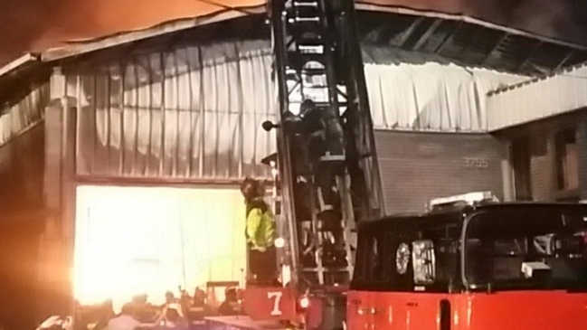 Bomberos controló incendio en fábrica de plásticos de Macul