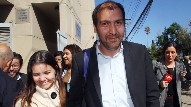 Yerno de Joaquín Lavín insiste en denuncia y critica a su suegro