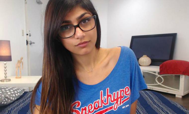 Mia Khalifa fue expulsada de partido de béisbol por golpear a un fan