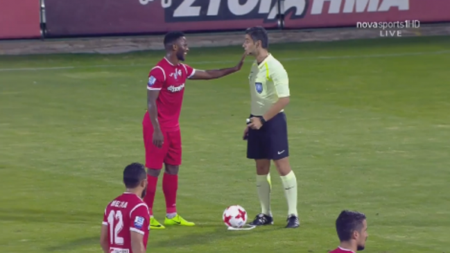 Le mostraron tarjeta amarilla por manchar al árbitro y se desquitó con un golazo