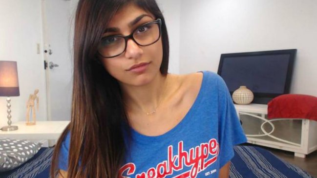 Mia Khalifa fue expulsada de partido de béisbol por golpear a un fan