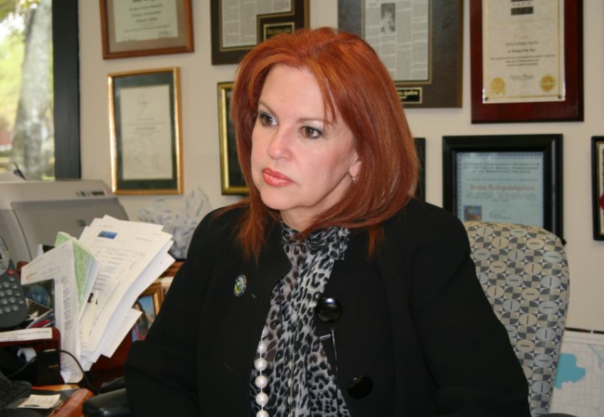 Revuelo por candidata que dice que habló con extraterrestres