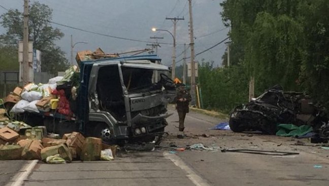 Cuatro fallecidos por choque entre camión y vehículo en Calle Larga