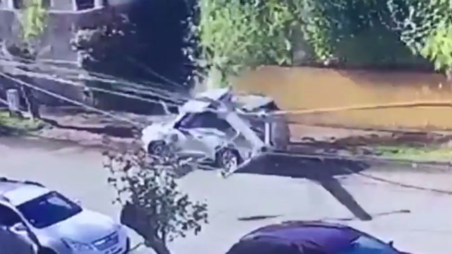 Salvada providencial: Hombre sube a su camioneta, le cae un poste, pero resulta ileso