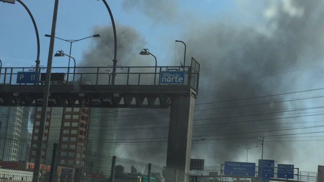 Incendio se registra en Américo Vespucio con Ruta 5 Norte