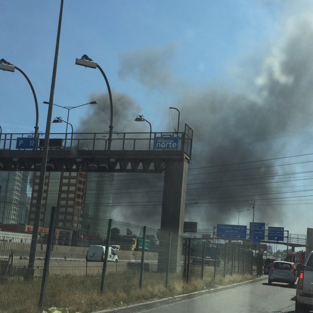 Incendio se registra en Américo Vespucio con Ruta 5 Norte