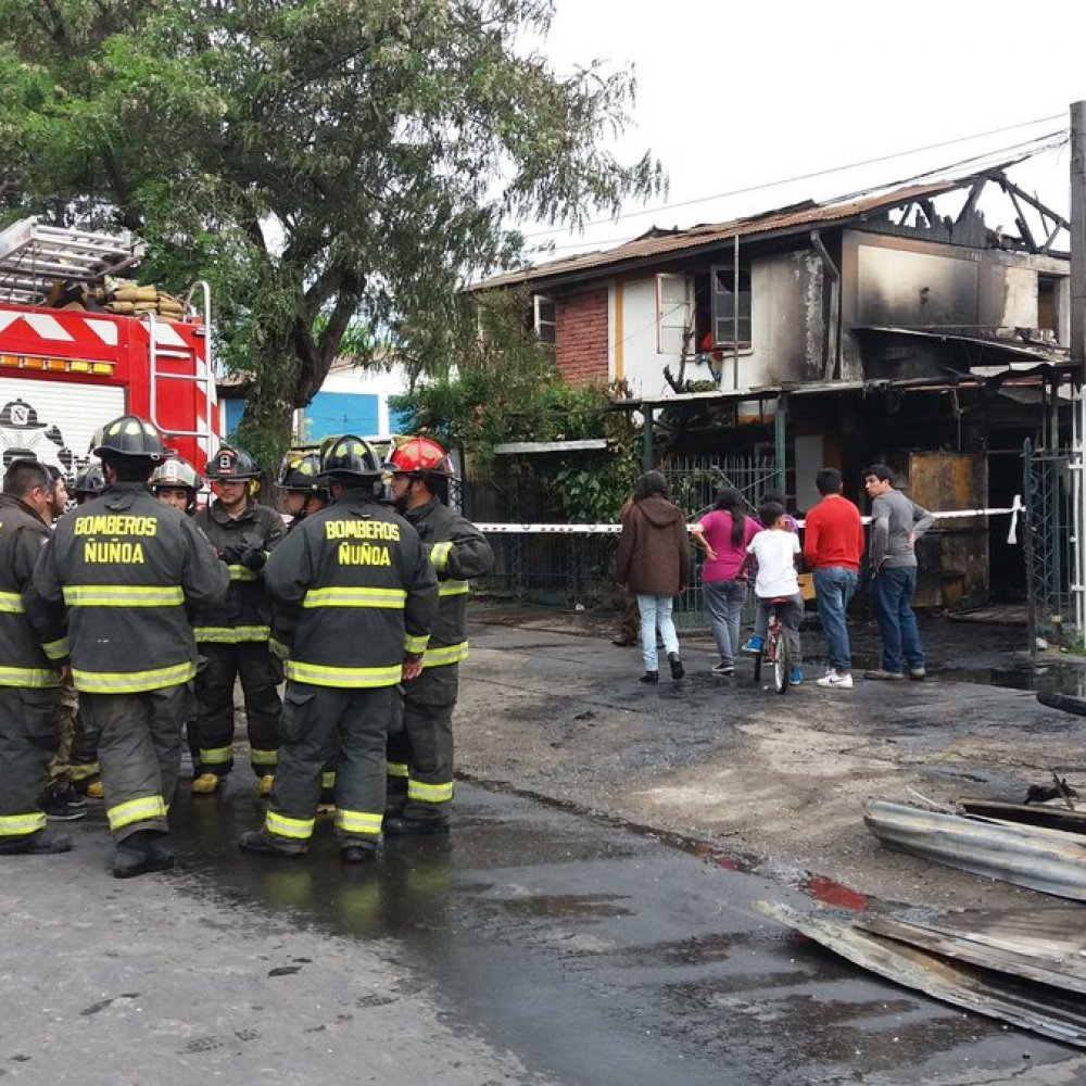 Hombre falleció en incendio que afectó a casa en Macul