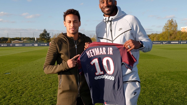  Kobe Bryant visitó al PSG y se fotografió con Neymar  