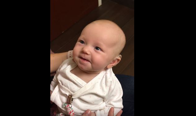 La enternecedora reacción de bebé sorda al escuchar por primera vez la voz de su madre