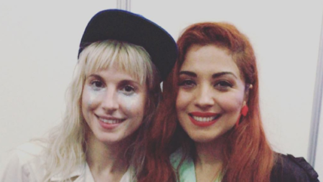 Vocalista de Paramore elogia voz de Mon Laferte en redes sociales