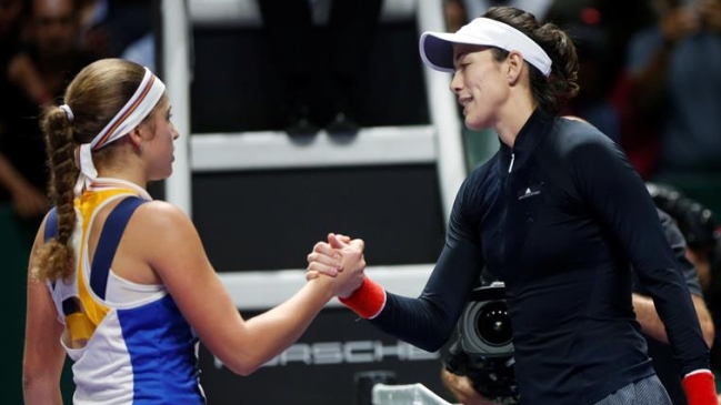 Garbiñe Muguruza debutó con triunfo sobre Jelena Ostapenko en el WTA Finals