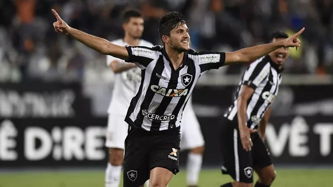 Botafogo derribó al líder Corinthians con actuación de Leonardo Valencia