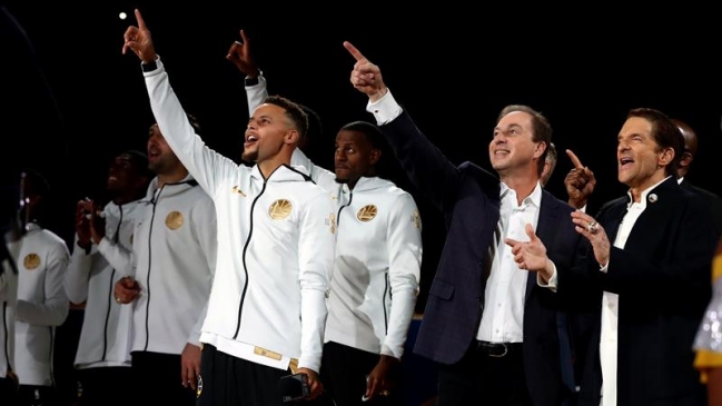 Stephen Curry recibió fuerte multa por lanzar protector bucal contra árbitro