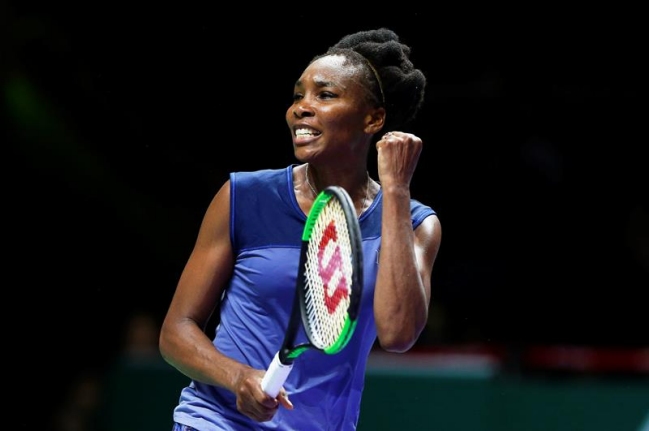 Venus Williams se repuso de su derrota inicial y batió a Ostapenko