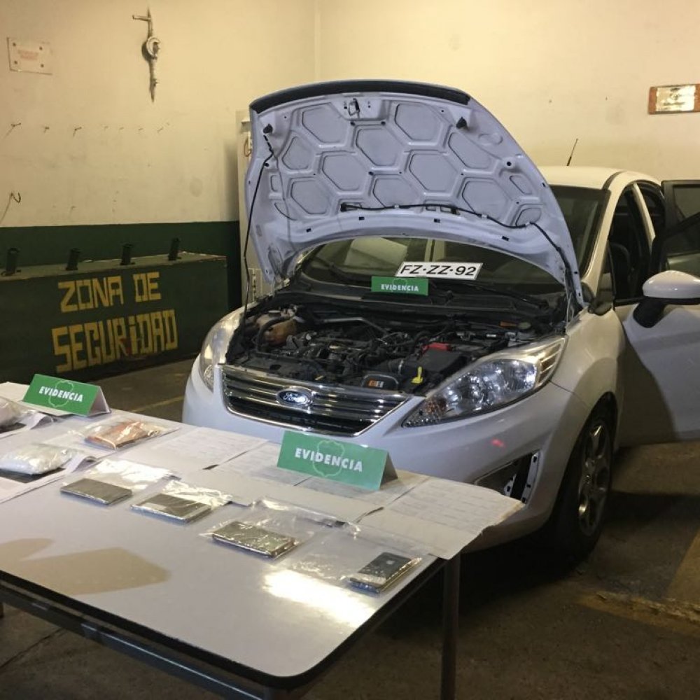 Carabineros detuvo a cinco personas por transitar en auto sin patente y con droga