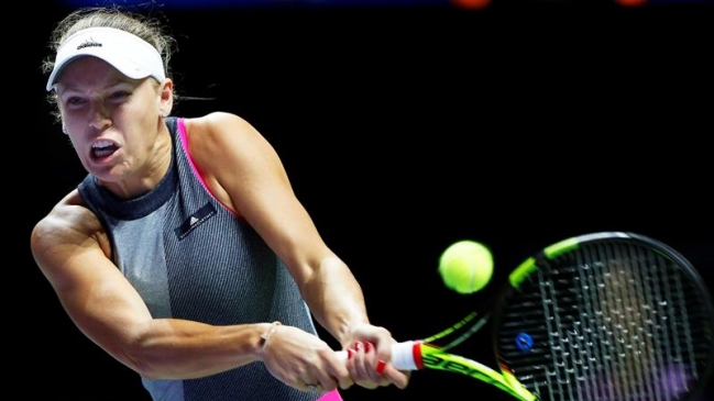 Caroline Wozniacki barrió con Simona Halep y ya está en semifinales del WTA Finals